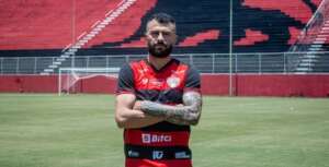 Baiano: Vitória apresenta lateral João Lucas, que fala em acesso na Série B