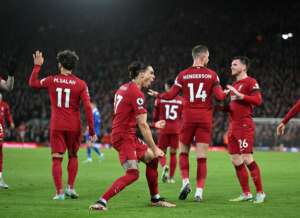 INGLÊS: Faes faz dois gols contra, Liverpool vence Leicester e segue crescendo