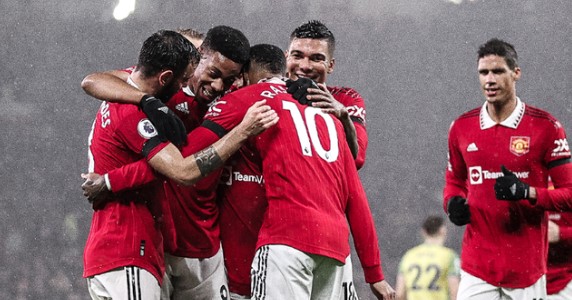 INGLÊS: Manchester United ganha fácil do Nothingham e encosta no G-4