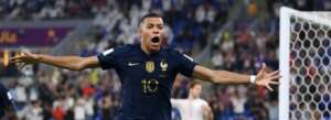 Mbappé decide, faz história e França bate Dinamarca para avançar às oitavas