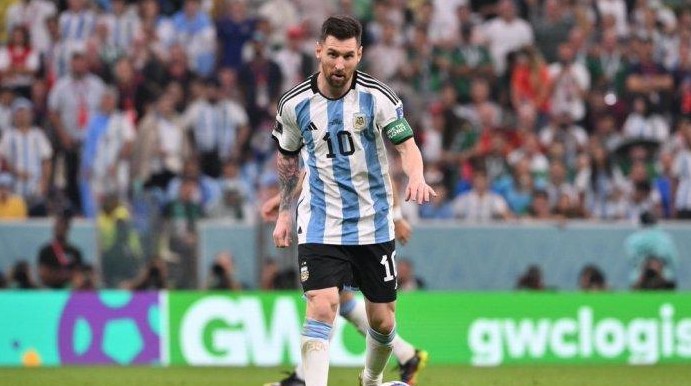 Em versão mais enérgica, Messi incorpora Maradona para levar Argentina ao topo