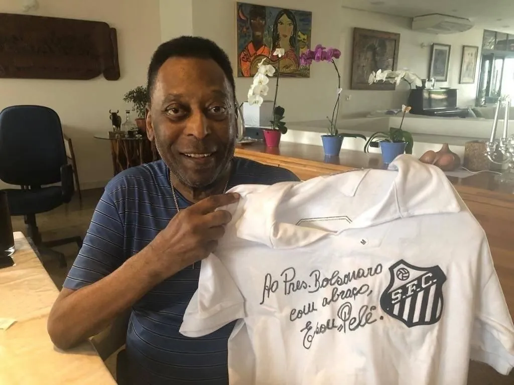 Pelé inspira futuras gerações e resgata memória de fãs em velório na Vila Belmiro