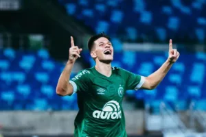 Catarinense: Perotti é poupado de treino na Chapecoense, mas lesão é descartada