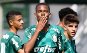 Palmeiras acerta bases do primeiro contrato de Estêvão, de 15 anos, o 
