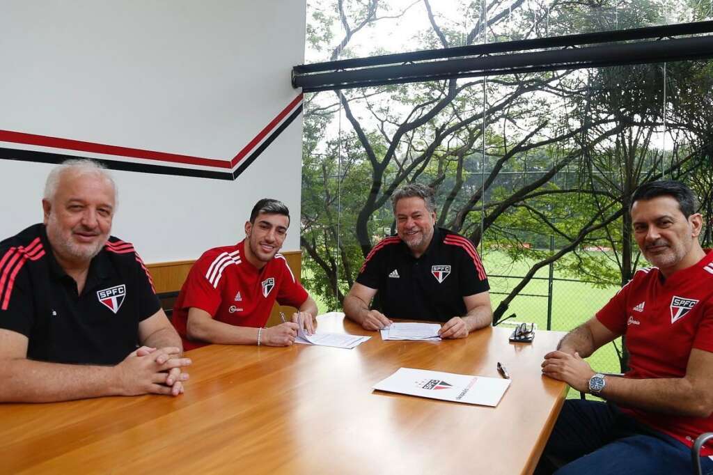 São Paulo anuncia contratação por empréstimo do atacante Pedrinho, do Lokomotiv