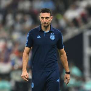 Scaloni diz que irá guardar lugar para Messi para a próxima Copa do Mundo