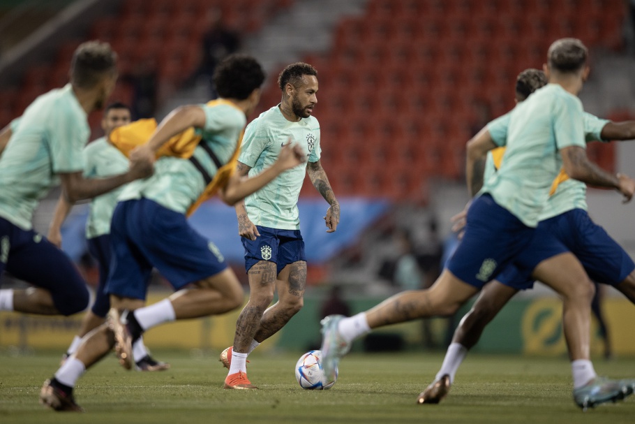Treino da seleção brasileira tem Alex Sandro no gramado e Neymar de chinelo