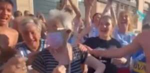 Torcedora de 76 anos viraliza nas redes ao comemorar vitórias da Argentina