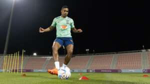 Alex Sandro treina com bola e pode reforçar seleção brasileira contra a Croácia