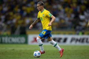 Antony aparece em festa de irmã de Neymar em meio a boato de triângulo amoroso