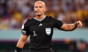 Árbitro da final da Copa rebate crítica de jornal francês por invasão de campo