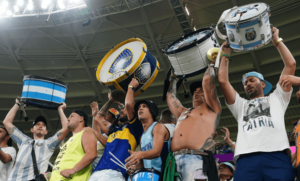 Torcedores argentinos salvam Copa fria com festa e cantoria nas ruas do Catar