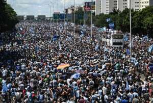 Festa pelo tri mundial da Argentina deixa rastro de destruição em Buenos Aires
