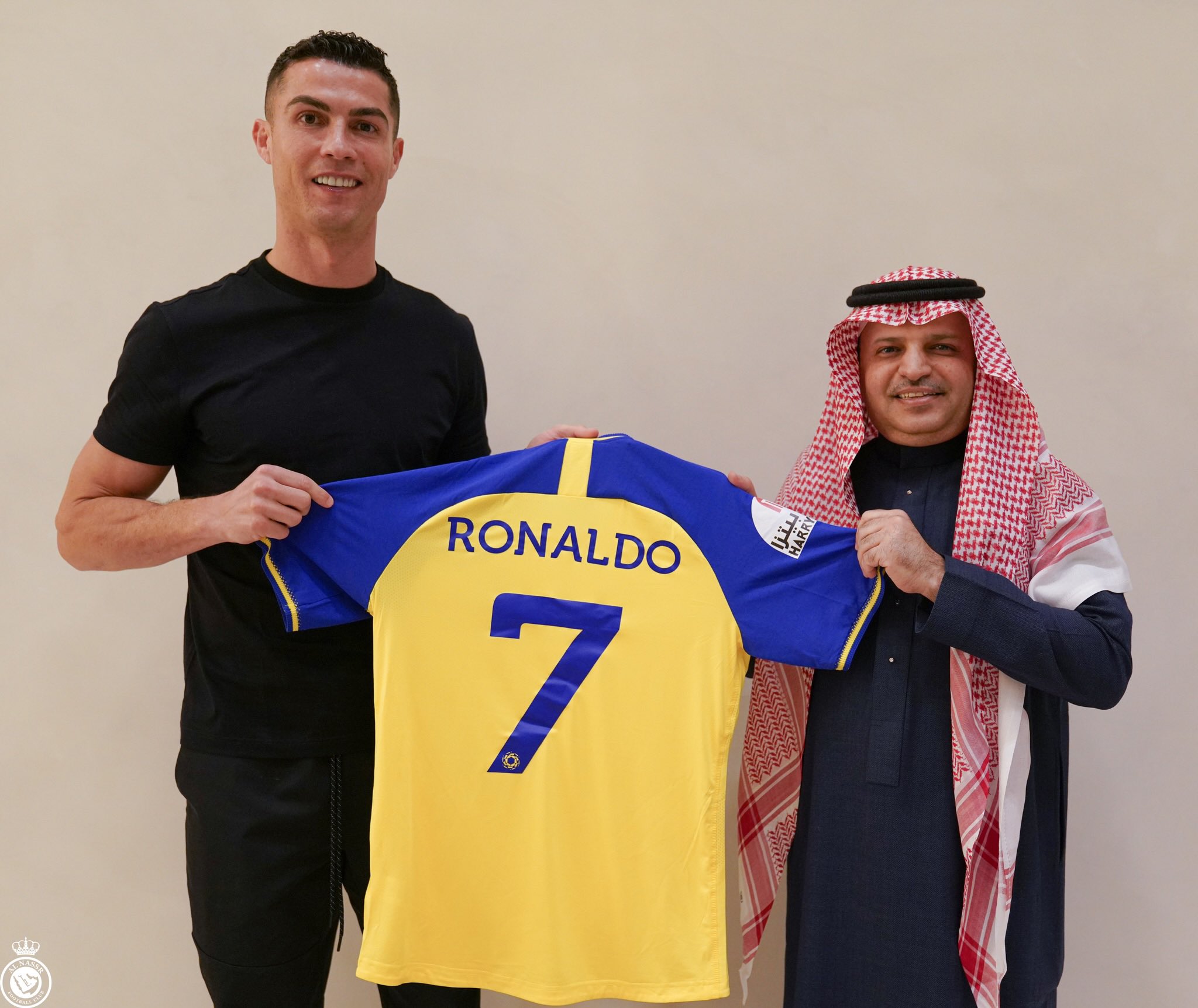 Al Nassr anuncia contratação de Cristiano Ronaldo; craque posa com camisa do time