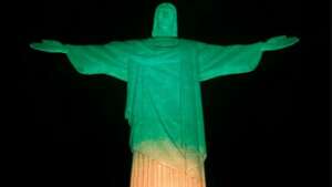 Cristo Redentor e Wembley se 'vestem' com as cores do Brasil para lembrar Pelé