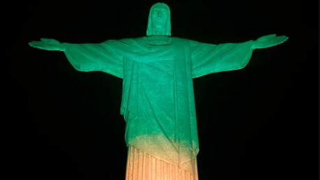 Cristo Redentor é iluminado com verde e amarelo para estreia do Brasil na Copa do Mundo