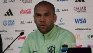 Daniel Alves publica texto para criticar 'gente que sabe de futebol'