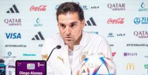 Diego Alonso critica arbitragem após queda do Uruguai