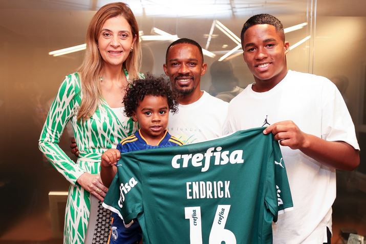 Endrick e sua família estiveram na Academia de Futebol para a finalização do acordo. (Foto: Fabio Menotti/Palmeiras)