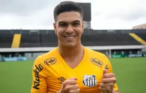 Santos acerta a compra e volante Rodrigo Fernández assina contrato até 2025