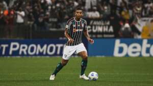 Fluminense renova com zagueiro David Braz até junho de 2024