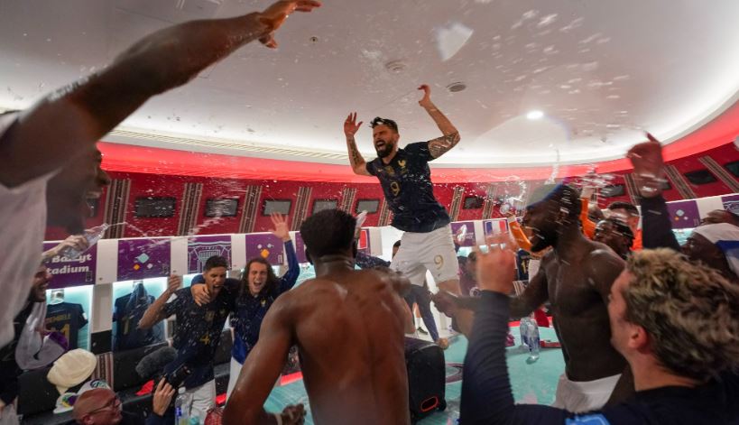 Jogadores da França comemorando no vestiário