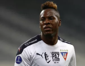 Santos rescinde com Jhojan Julio e atacante retorna à LDU