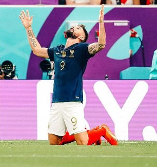 Giroud festeja recorde pela França: 'Com paciência você pode ir longe'