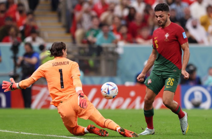 Rafael Leão de Portugal, comemora o seu gol com Raphael Guerreiro durante a  partida entre Portugal e Suíça, pelas oitavas de final da Copa do Mundo  FIFA Qatar 2022, no Estádio Lusail