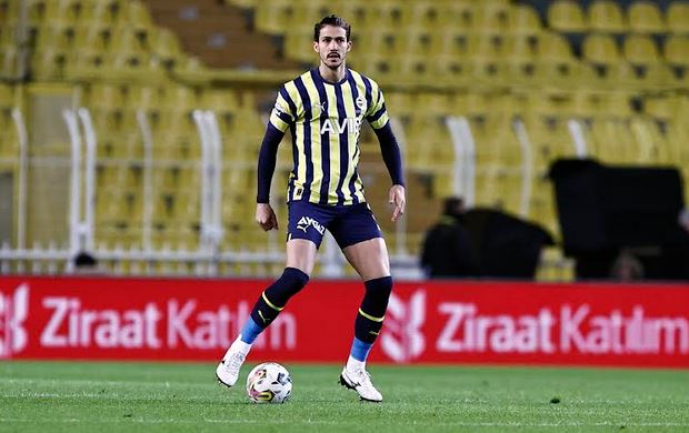 Zagueiro brasileiro está há 16 jogos invicto como titular no Fenerbahçe