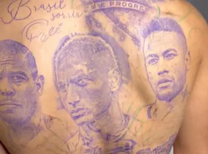 Richarlison vai tatuar Neymar e Ronaldo nas costas