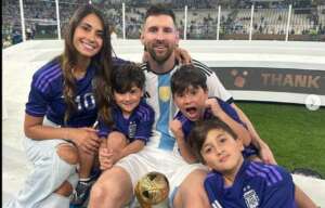 Messi celebra título com a família e ganha declaração da mulher: 'Meu campeão'