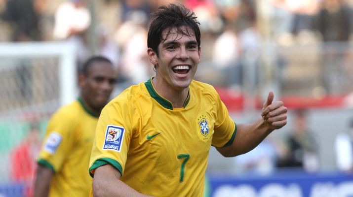 ‘No Brasil, é só um gordo andando na rua’, diz Kaká sobre indiferença a Ronaldo