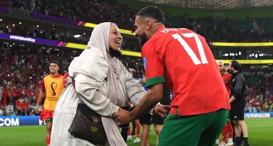 boufal e sua mãe comemoram feito histórico de Marrocos