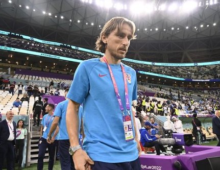 Modric detona o árbitro em queda croata e revela torcida por Messi: 'Ele merece'