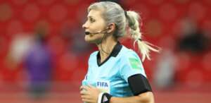 Histórico! Trio de arbitragem feminino foi bem na estreia na Copa do Mundo