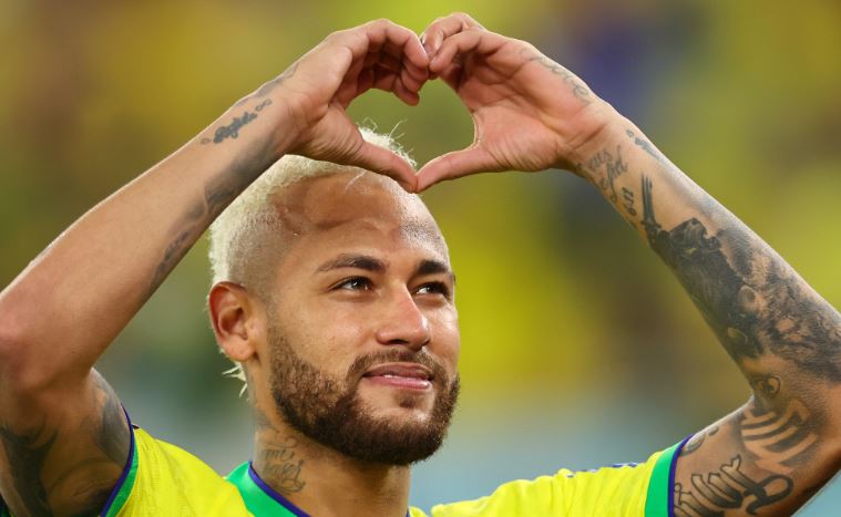 Neymar relata medo após lesão e diz não ter sentido dor: ‘Brasil sorrirá no fim’