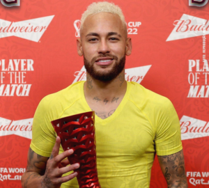 Neymar volta à seleção com gol e drible em juiz, mas ainda sem sua melhor forma