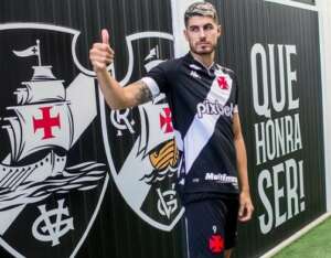 Pedro Raul veste camisa 9 do Vasco prometendo um grande 2023 de olho na seleção