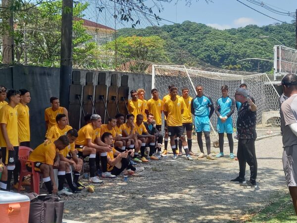 Odair Hellmann é liberado após covid-19 e acompanha vitória do sub-20 do Santos 2