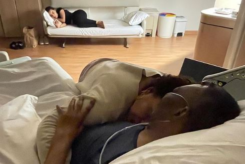 Após especulações, filha posta nova foto com Pelé em hospital: ‘Seguimos aqui’