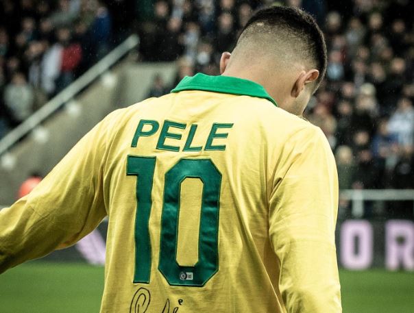 Inglês: Bruno Guimarães usa camisa da seleção em homenagem a Pelé