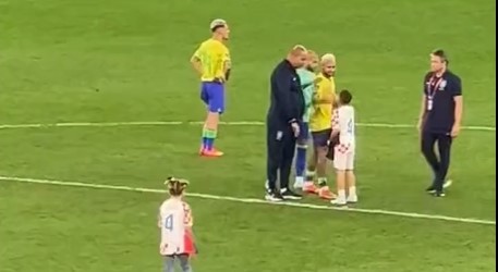 Filho de Perisic consola Neymar após eliminação brasileira