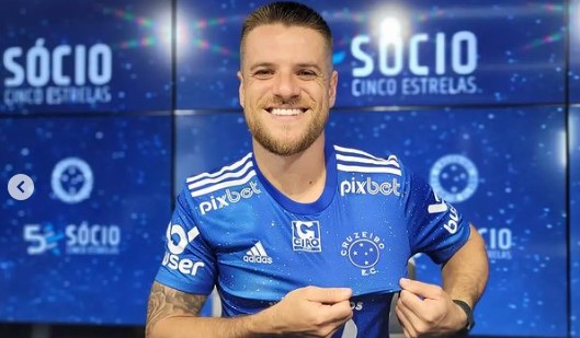 Ramiro com a camisa do Cruzeiro, seu novo clube