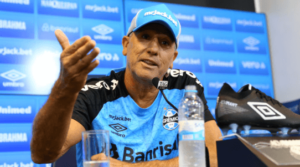 Gaúcho: Renato conversa com Douglas Costa e aprova contratação