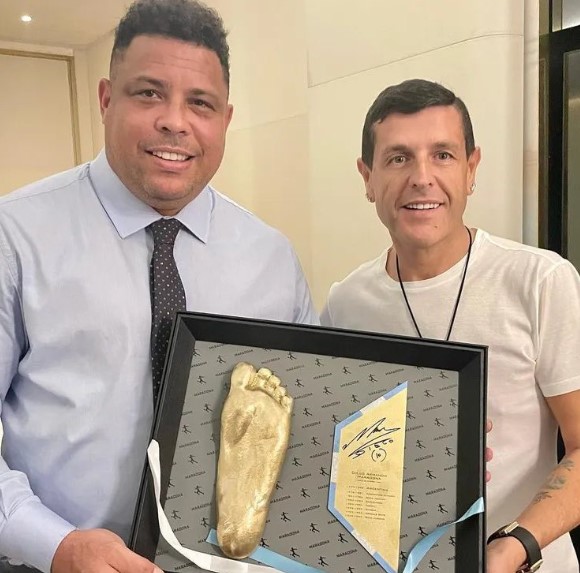 Ronaldo Fenômeno é presenteado com molde do pé esquerdo de Maradona