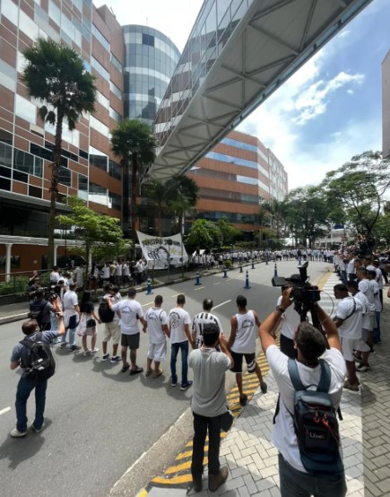 Torcedores do Santos se reúnem em frente a hospital e fazem vigília por Pelé