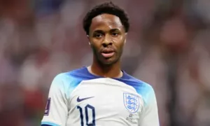 Após ter casa assaltada, Sterling volta ao Catar e reforça Inglaterra nas quartas