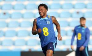 Sterling é liberado após roubo em sua casa na Inglaterra, mas pode voltar à Copa