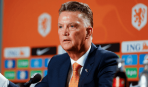 Federação holandesa presta homenagem ao técnico Van Gaal
